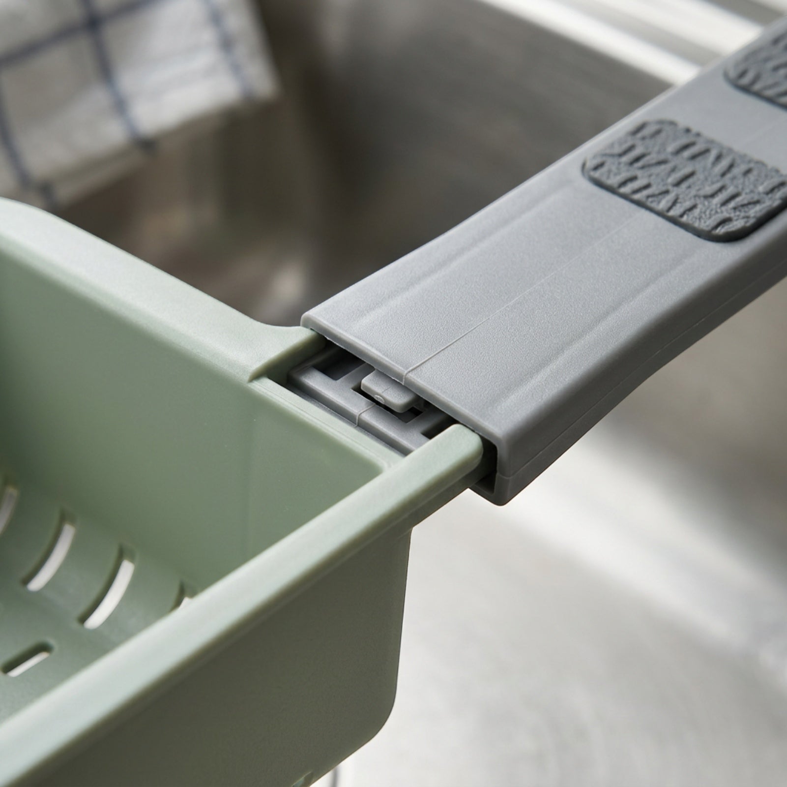 Vqun Expandable Over-Sink Colander 39-56 cm Sage - Detail view