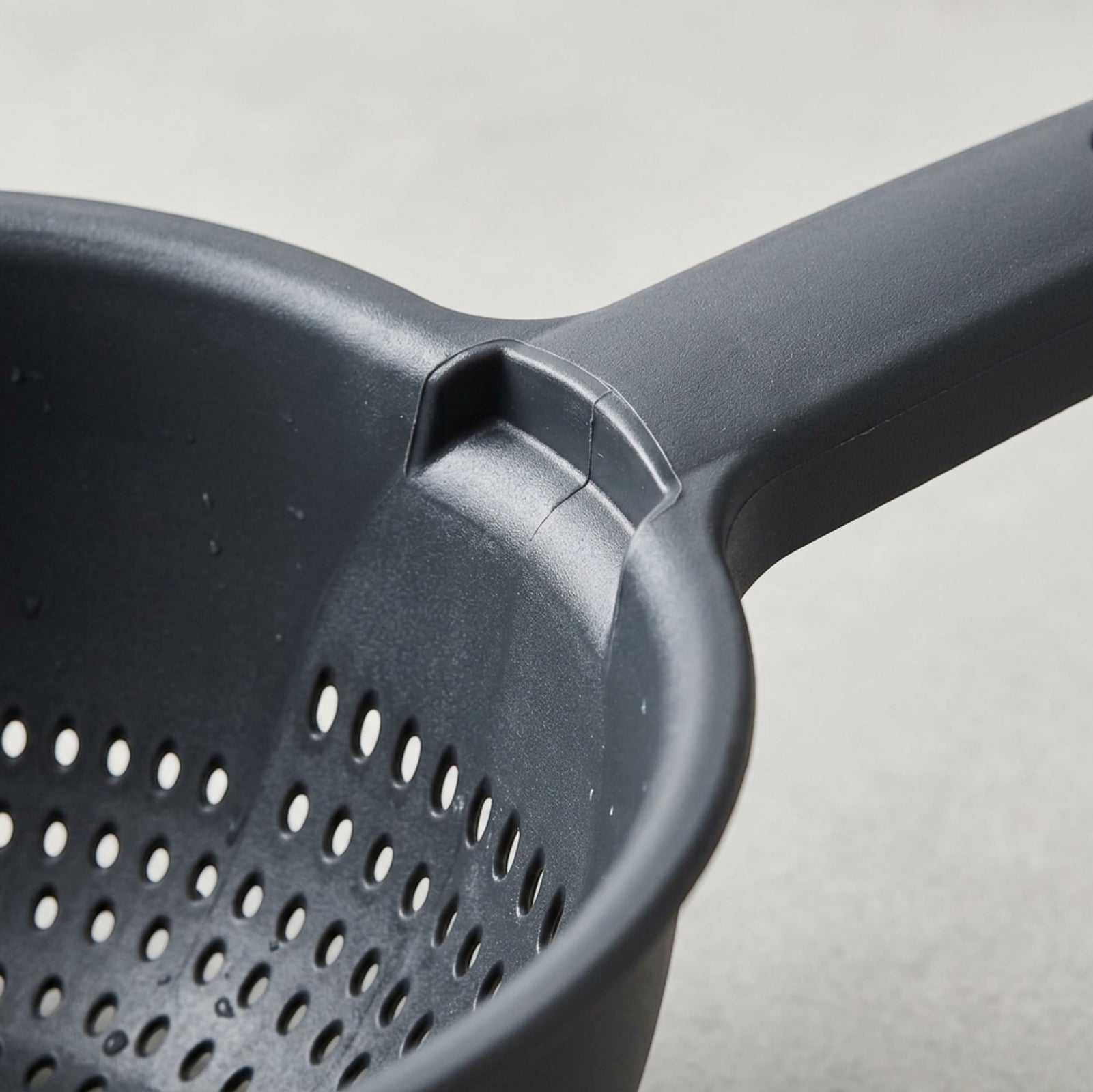 Vqun Handled Pour Colander 2.8 L Charcoal - Detail view